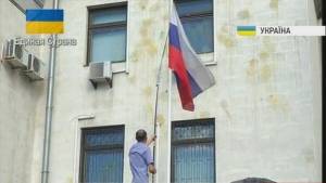 Ucraina, assalto all'ambasciata russa: ammainata bandiera