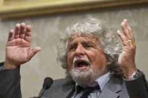 Grillo si allea con l'ex nemico: per il Colle candida Bersani