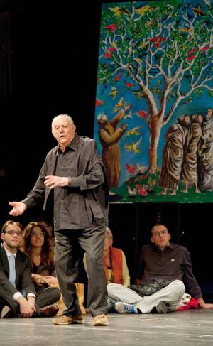 Dario Fo in scena nello spettacolo "Lu Santo Jullare Francesco" 