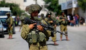 Un soldato  israeliano partecipa alle ricerche dei tre ragazzi rapiti