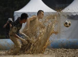 Quattro calci al pallone nel fango a Pechino
