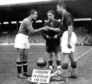 Finale dei Mondiali del 1938, Giuseppe Meazza stringe la mano al capitano dell'Ungeria, Gyorgy Sarosi