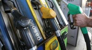 Il prezzo della benzina scende sotto 1,6 euro