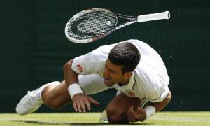 Il momento della caduta di Djokovic