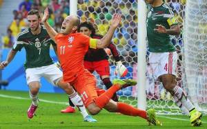 Una caduta di Robben nel corso del match con i Messicani