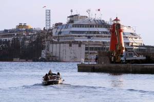 La Concordia torna a galleggiare