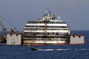 La Concordia torna a galleggiare