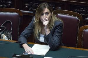 Boschi ogni 2 minuti in bagno per farsi consolare da Renzi