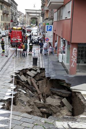 Maltempo a Milano: voragine da 12 metri in centro