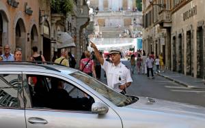 Piazza di Spagna, suk nelle mani degli abusivi