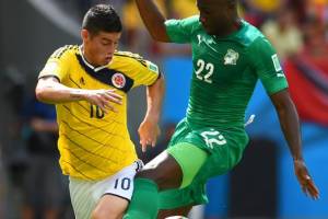 Bamba in contrasto su James Rodriguez. Ivoriano titolare in tutti e 3 i match della sua Nazionale in Brasile