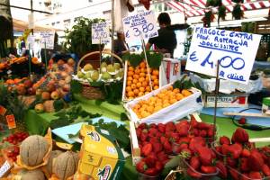 Economia al palo, gli italiani tagliano anche la spesa alimentare