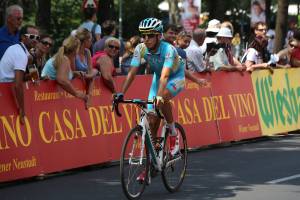 Aru, il ginocchio va ko: rinuncia al Giro d'Italia
