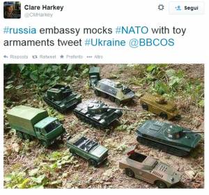 L'ironia dell'ambasciata russa: tank e blindati giocattolo