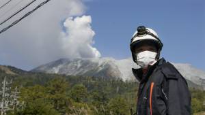 Un pompiere blocca la strada che conduce al Monte Ontake