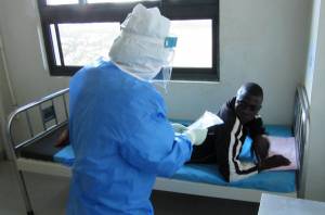 Ebola, allarme globale «Rischio contagio anche per via aerea»
