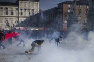 Tensione al corteo di Torino. Blitz di studenti e centri sociali. Bottiglie contro la polizia
