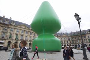 L'opera "Tree" di Paul McCarthy a Place Vendome