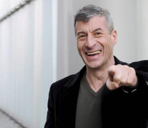 Maurizio Cattelan si è affermato con opere provocatorie, inizia a Torino la sua attività di curatore