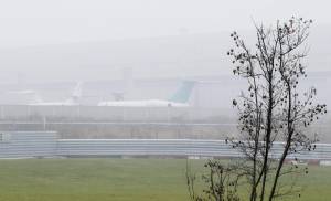 Aerei nella nebbia all'aeroporto moscovita di Vnukovo