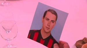 Silvio Berlusconi durante un provino con il Milan, sostenuto quando aveva 16 anni. L'ex premier ha regalato la foto agli sponsor dei rossoneri durante un incontro a Milanello