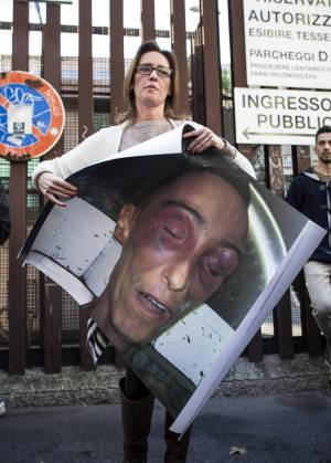 La sorella di Stefano Cucchi con la foto del fratello morto