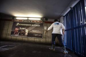 Operai a lavoro nella fermata della metro A Colli Albani chiusa per il maltempo