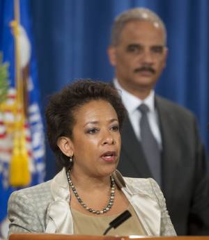 In primo piano Loretta Lynch, sullo sfondo l'ex procuratore generale Eric Holder