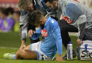 Lorenzo Insigne a terra durante il match di campionato con la Forentina