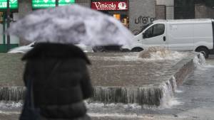 La situazione in via Valfurva, zona Niguarda, dopo l'esondazione del Seveso