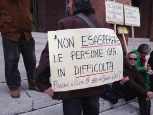 Cento migranti da ospitare. E il paese chiude per protesta