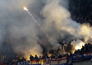 Tifosi croati lanciano fumogeni a San Siro