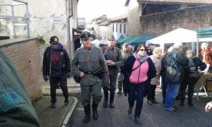 SS alla fiera del tartufo. E il Pd chiama il Viminale