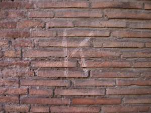La lettera "K" su un muro del Colosseo, danneggiato da un turista russo