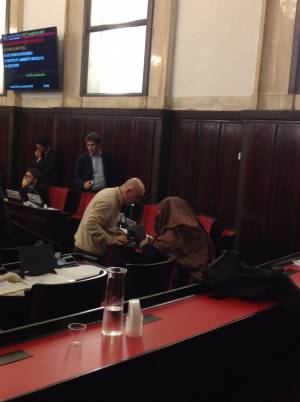 Il leghista Igor Iezzi in consiglio comunale col burqa