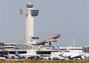 Paura al JFK di New York, allarme bomba su aereo dell'American Airlines