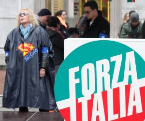 Troppe tasse strozzano gli italiani e il Cav ribadisce la sua idea: «Serve un altro euro»