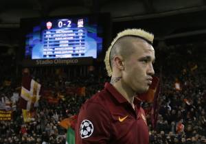 Nainggolan sconsolato dopo la sconfitta della Roma con il City