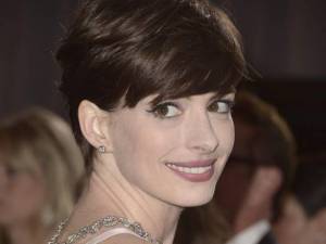 Anne Hathaway sostiene Hillary: "Tifo per lei"