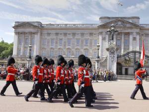 Il cambio della guardia davanti a Buckingham Palace