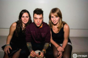 Fedez irriconoscibile in discoteca