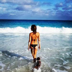 Bikini tropicale per Elisabetta Canalis