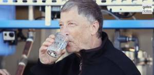 Bill Gates beve acqua prodotta dalle feci