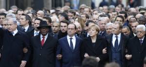 L'abbraccio a Parigi dei leader mondiali