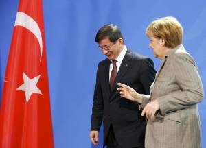 La Germania in pressing sulla Turchia: "Blocchi i miliziani dell'Isis"