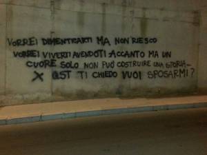 Bari, proposta di matrimonio sul muro. Il sindaco: "Usa whatsapp, imbecille"