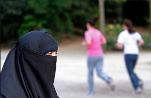 Donna islamica in piazza col burqa viene allontanata: "Fuori legge"