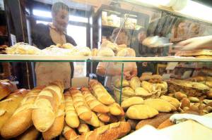 Blatte e pane cotto con infissi bruciati, panetteria chiusa dai Nas