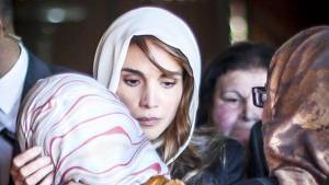 L'abbraccio tra la regina  e la vedova di Kasasbeh