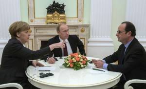 Merkel e Hollande da Putin: Nato è già divisa sull'Ucraina